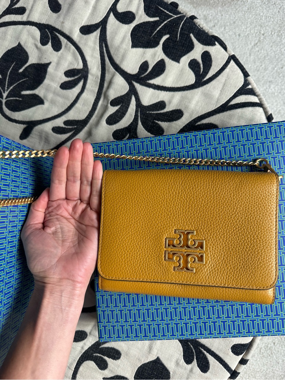 Tory Burch Pebbled Leather Crossbody Bag in Mustard Gold-Tone Logo - Picture 12 of 14